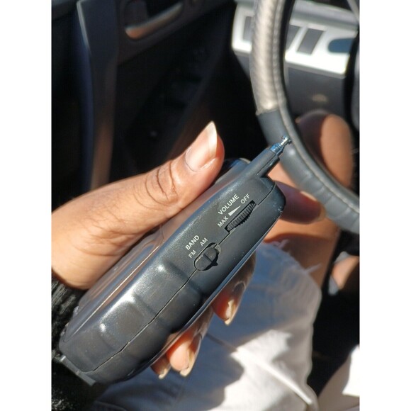 Durabrand PR-355 Handheld AM /FM Sports Radio Tested And Works - Picture 3 of 4